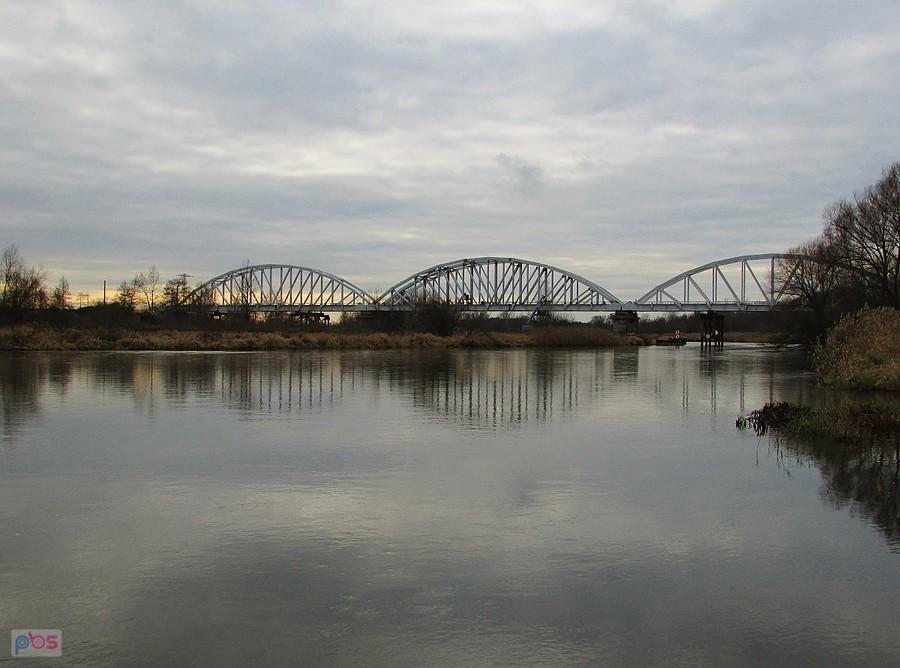 Most kolejowy nad Pilicą