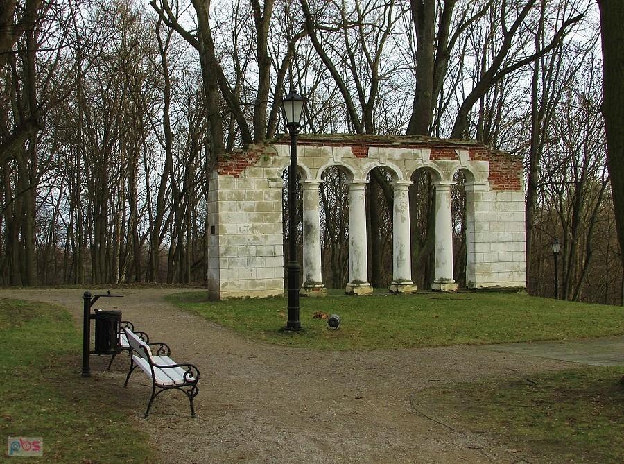Winiary - romantyczna kolumnada w parku pałacowym