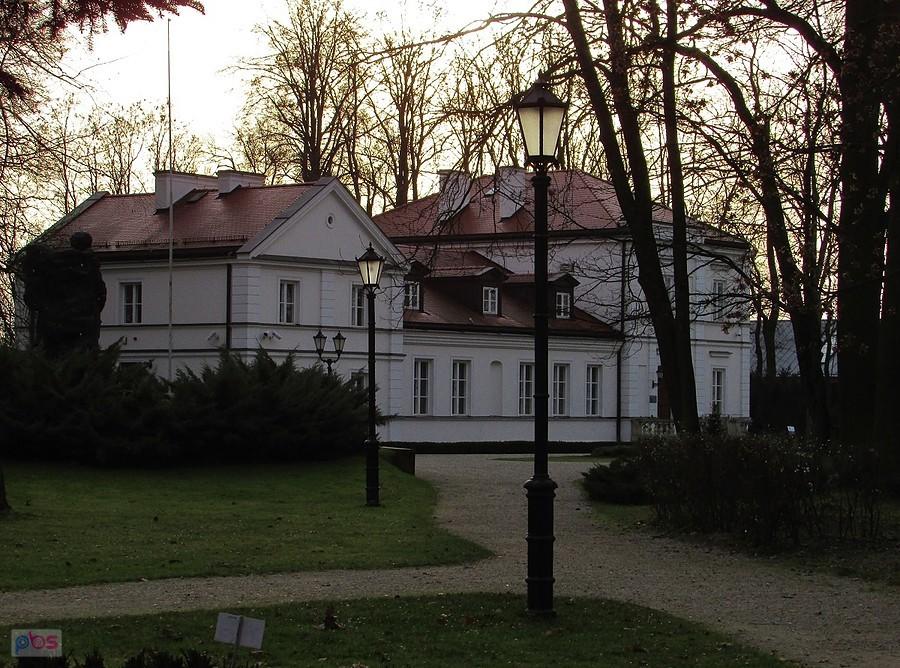 Pałac w Winiarach tuż przed zachodem słońca