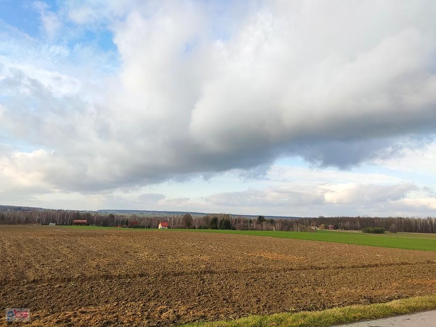 Widok na pola i okoliczną miejscowość
