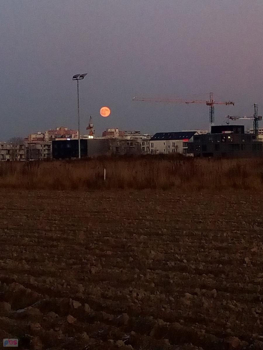 I ogromny księżyc