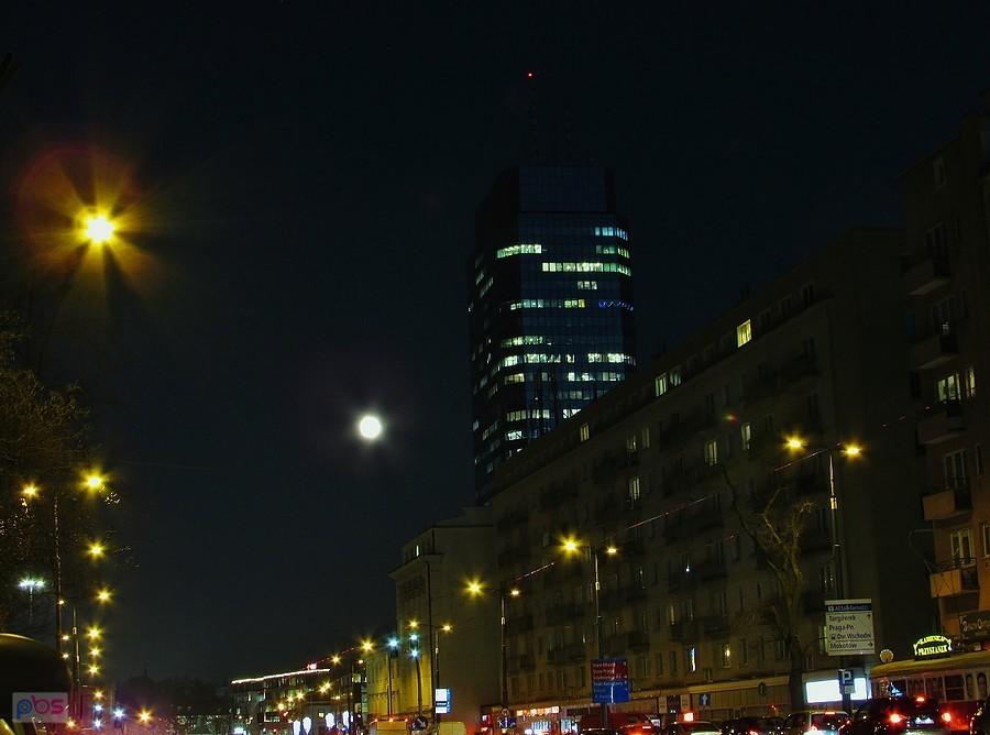 Wielki i jasny księżyc nad placem Bankowym