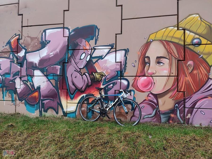 Jedno z graffiti przy ścieżce rowerowej