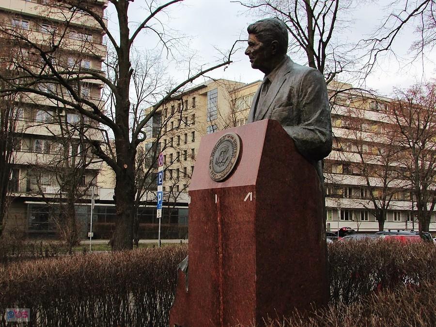 Reagan patrzy gdzieś w kierunku placu Trzech Krzyży