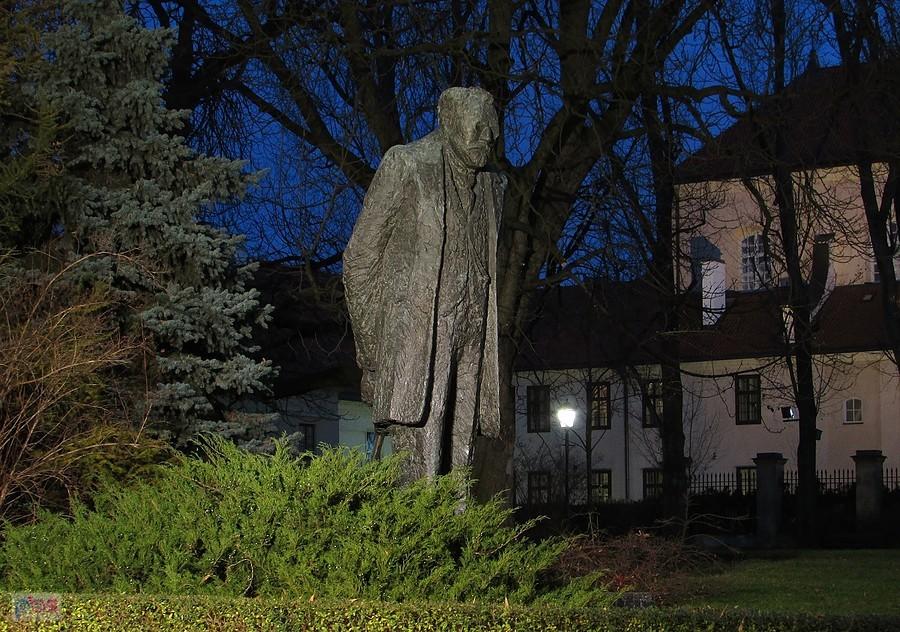 Autor Lalki schowany w krzakach