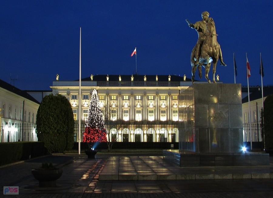 Przed Pałacem Prezydenckim stoi biało-czerwona choinka
