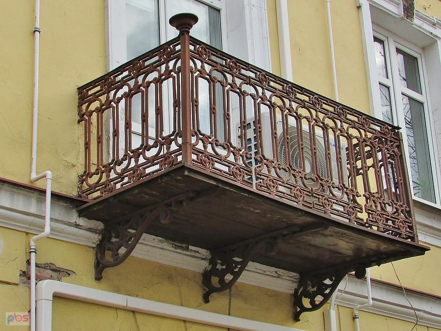 Stuletni balkon i nowoczesny klimatyzator
