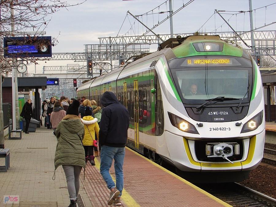Pociąg Kolei Mazowieckich na stacji w Grodzisku Mazowieckim