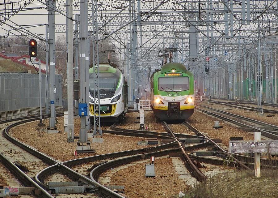 Pociągi Impuls Newag i EN57AKM Pafawag na bocznicy w Grodzisku Mazowieckim