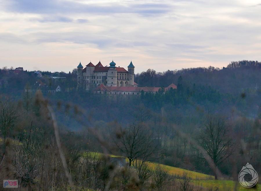 Zamek wiśnicki nad smogiem