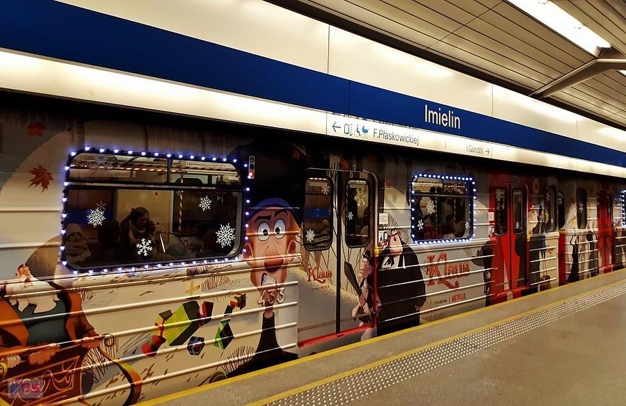 Świąteczne malowanie wagonika metra