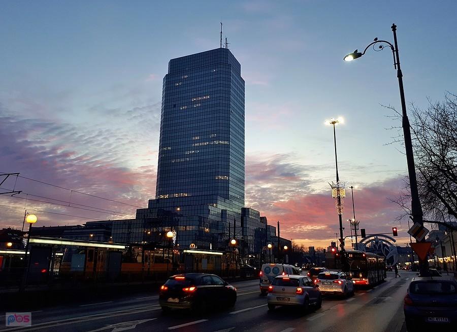Początek dnia na placu Bankowym