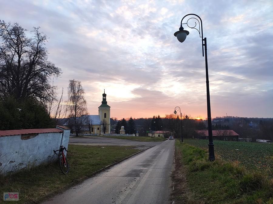 Widok na kościółek przy zachodzącym słońcem