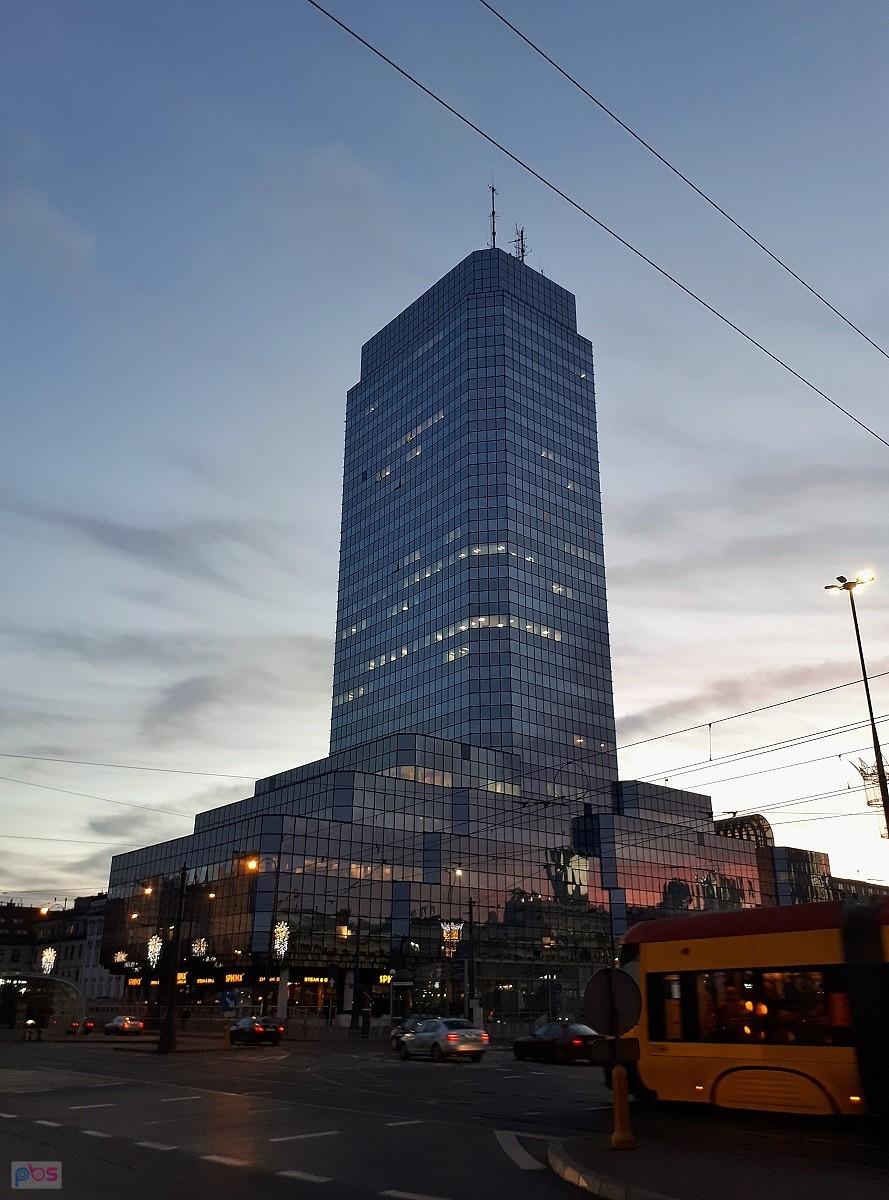 Błękitny wieżowiec o świcie