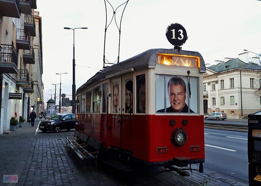 Trzynastka przed Teatrem Kamienica