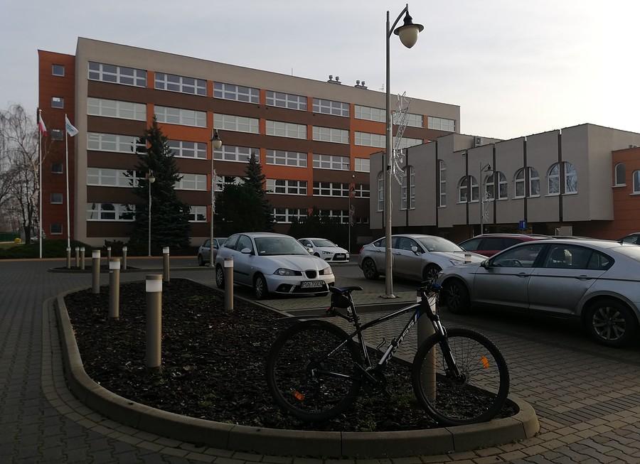 Widok na Wojskowe Zakłady Motoryzacyjne. Sfrustrowany cieć gratis