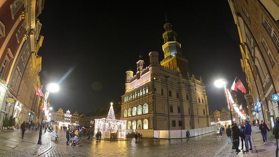 Szerokokątna i świąteczna perspektywa poznańskiego Rynku