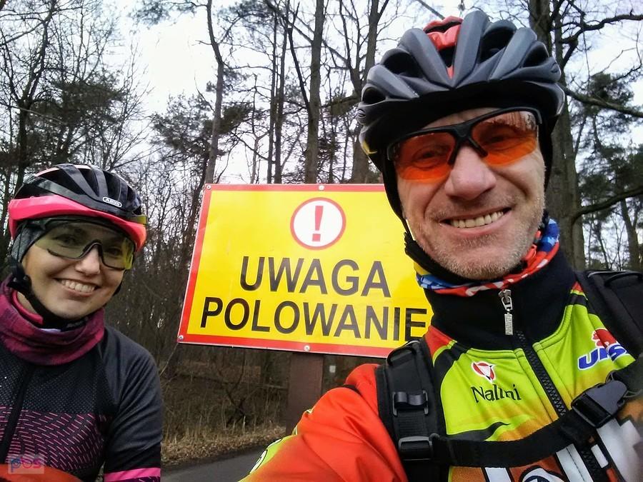 Ja z Mariem przy znaku "uwaga polowanie"