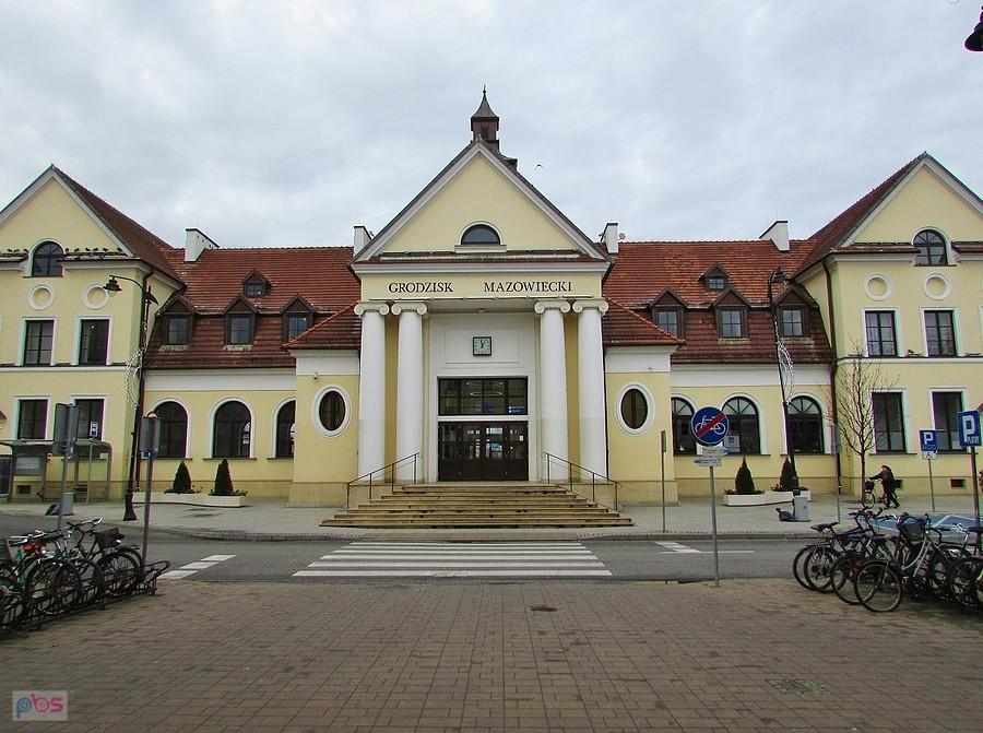 Grodzisk Mazowiecki - pałacowa fasada dworca PKP