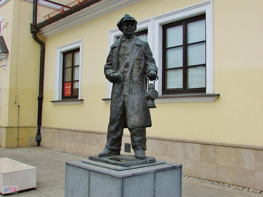 Pomnik kolejarza przed budynkiem dworca