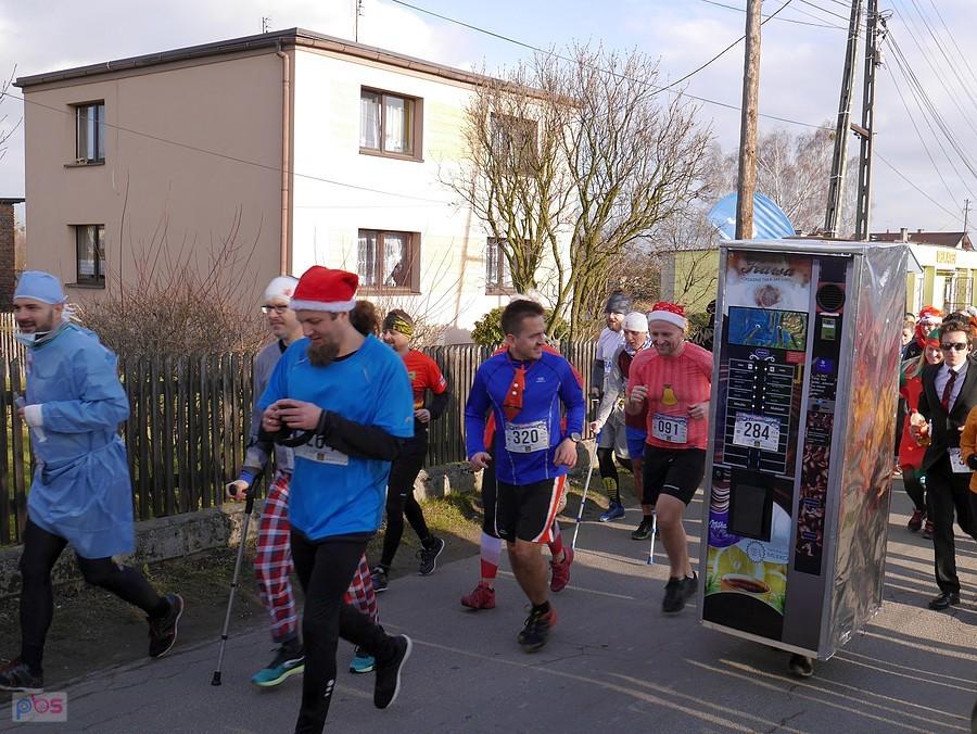 Gra, polewa kawę i biega