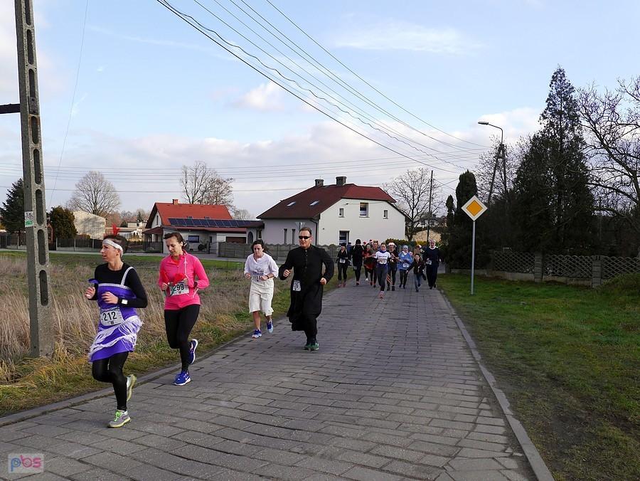 Ksiądz już biegnie po kolędzie