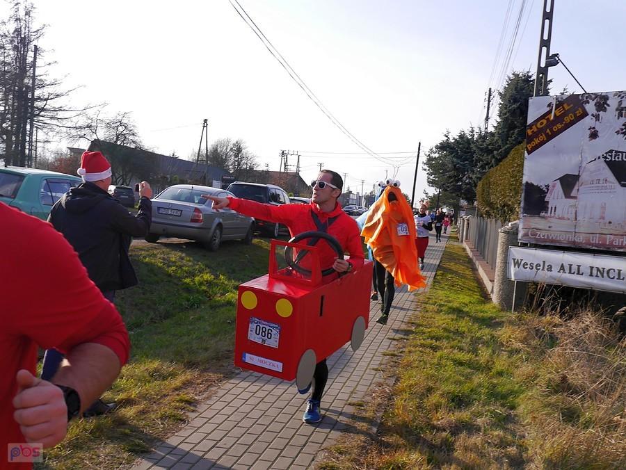 Biegnie samochód
