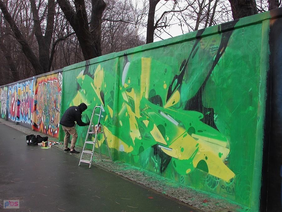 Pomimo deszczowej pogody powstaje nowy mural
