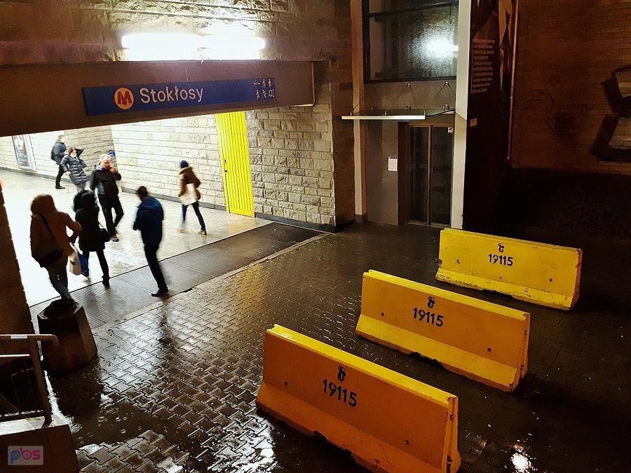 Betonowe zapory stanęły zaraz po tym jak jeden ze niewydarzonych słojów wjechał samochodem na stację metra