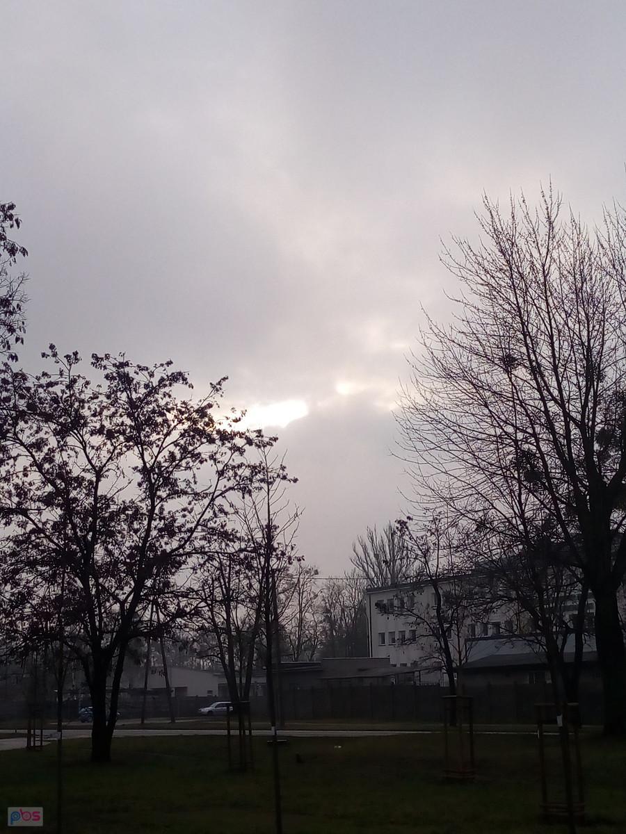 Słońce przedziera się przez chmury