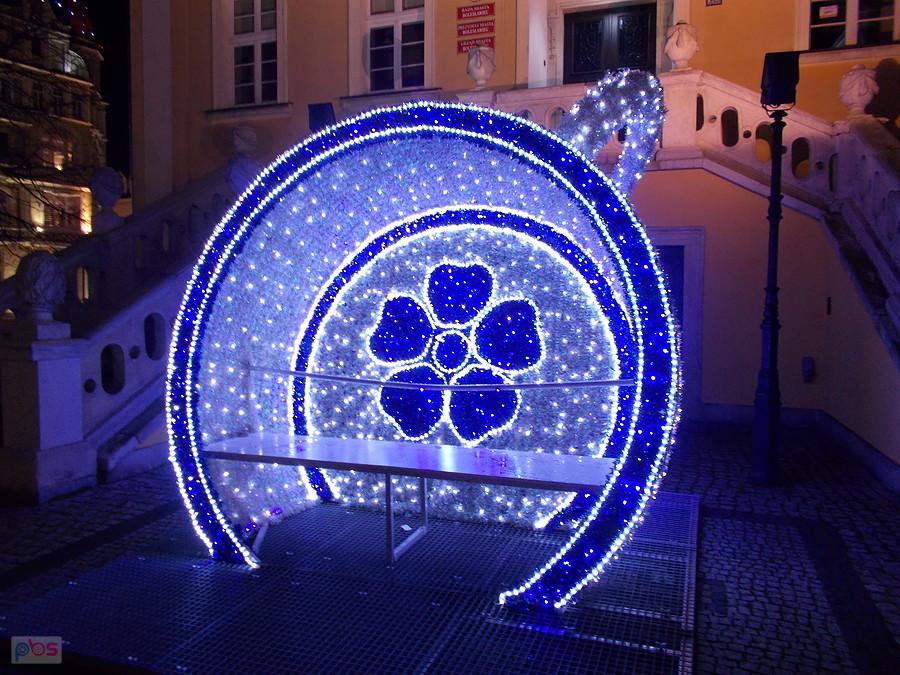 Ławeczka w kształcie świątecznej filiżanki