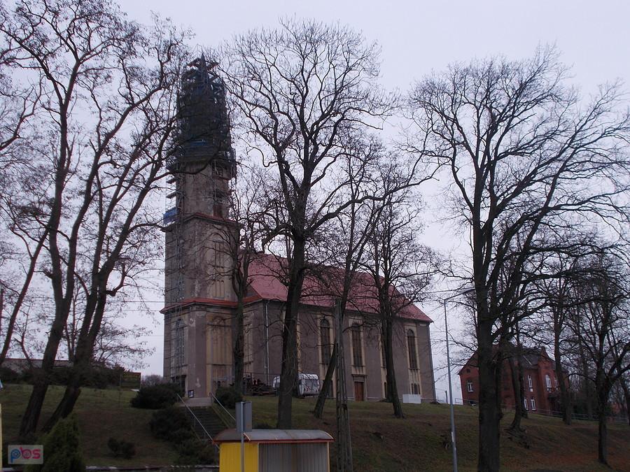 Remontowana wieża kościoła Świętych Piotra i Pawła z 1826 roku w Osłej