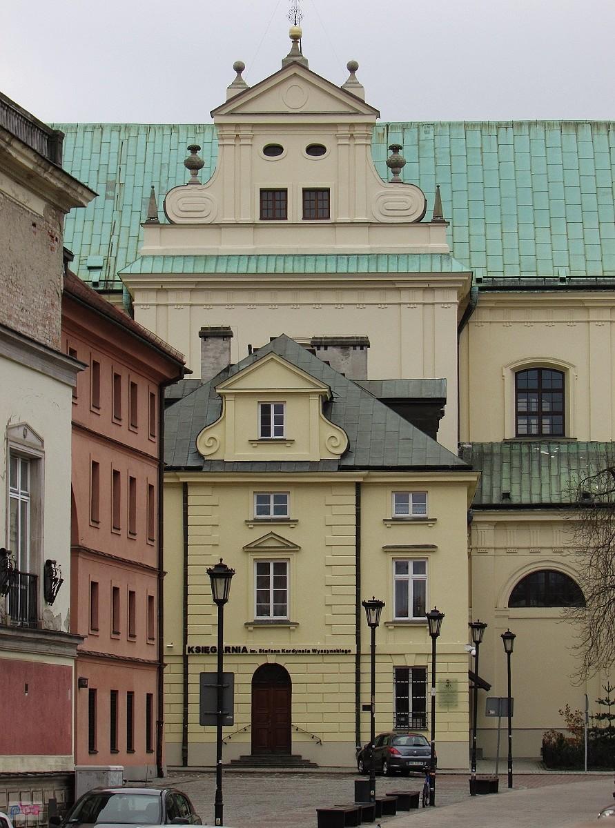 Przy kościele karmelitów na Krakowskim Przedmieściu