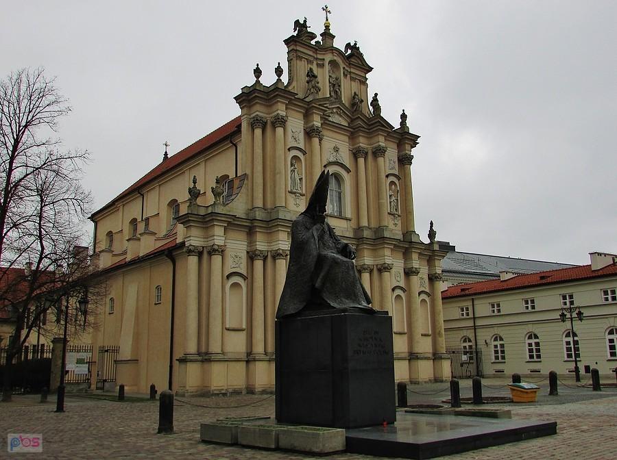 Wyszyński przed kościołem Wizytek
