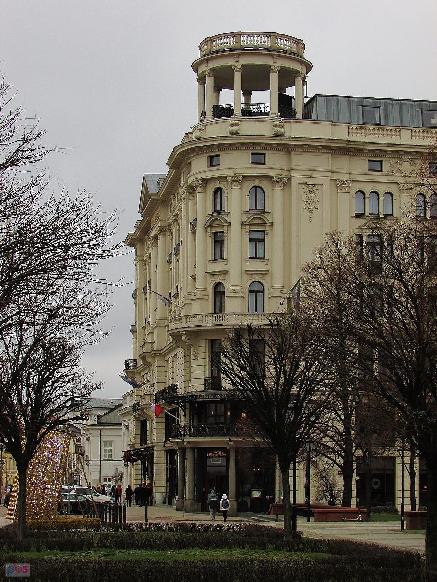 Hotel Bristol z charakterystyczną galerią dachową