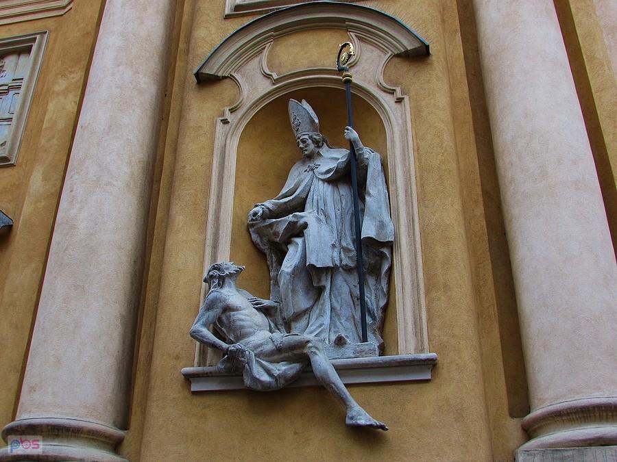 Św. Stanisław ze wskrzeszonym Piotrowinem na fasadzie kościoła św. Marcina na Piwnej