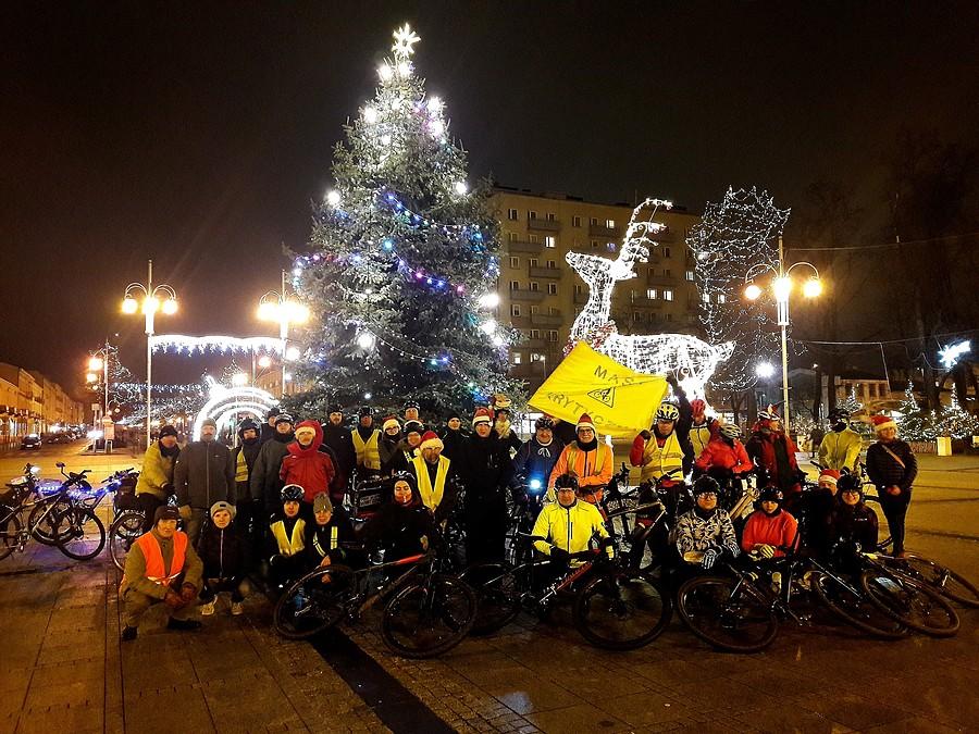 Świąteczne zdjęcie uczestników 166 Częstochowskiej Masie Krytycznej.