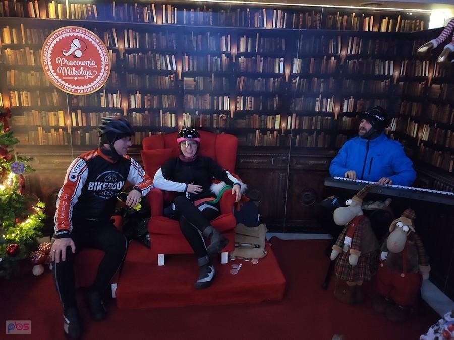 Kofi grający Nam kolędy