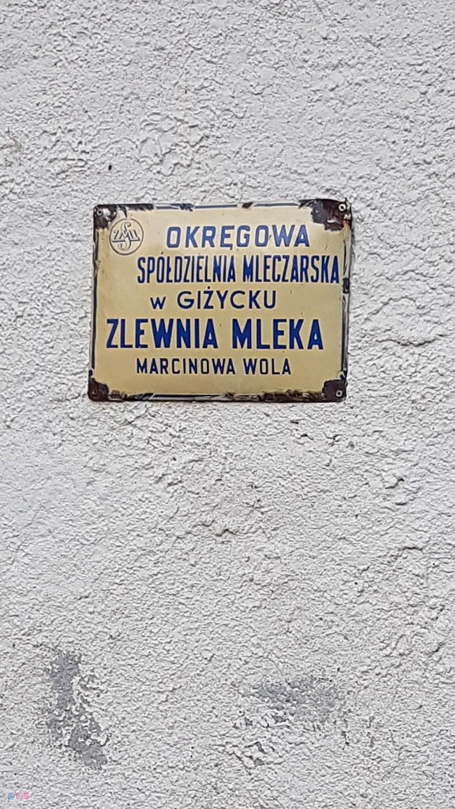 Marcinowa Wola. Relikt z PRL: tabliczka OSM