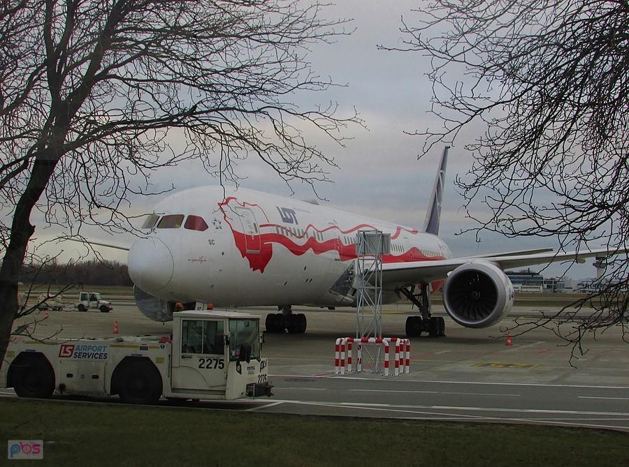 Dreamliner w malowaniu niepodległościowym