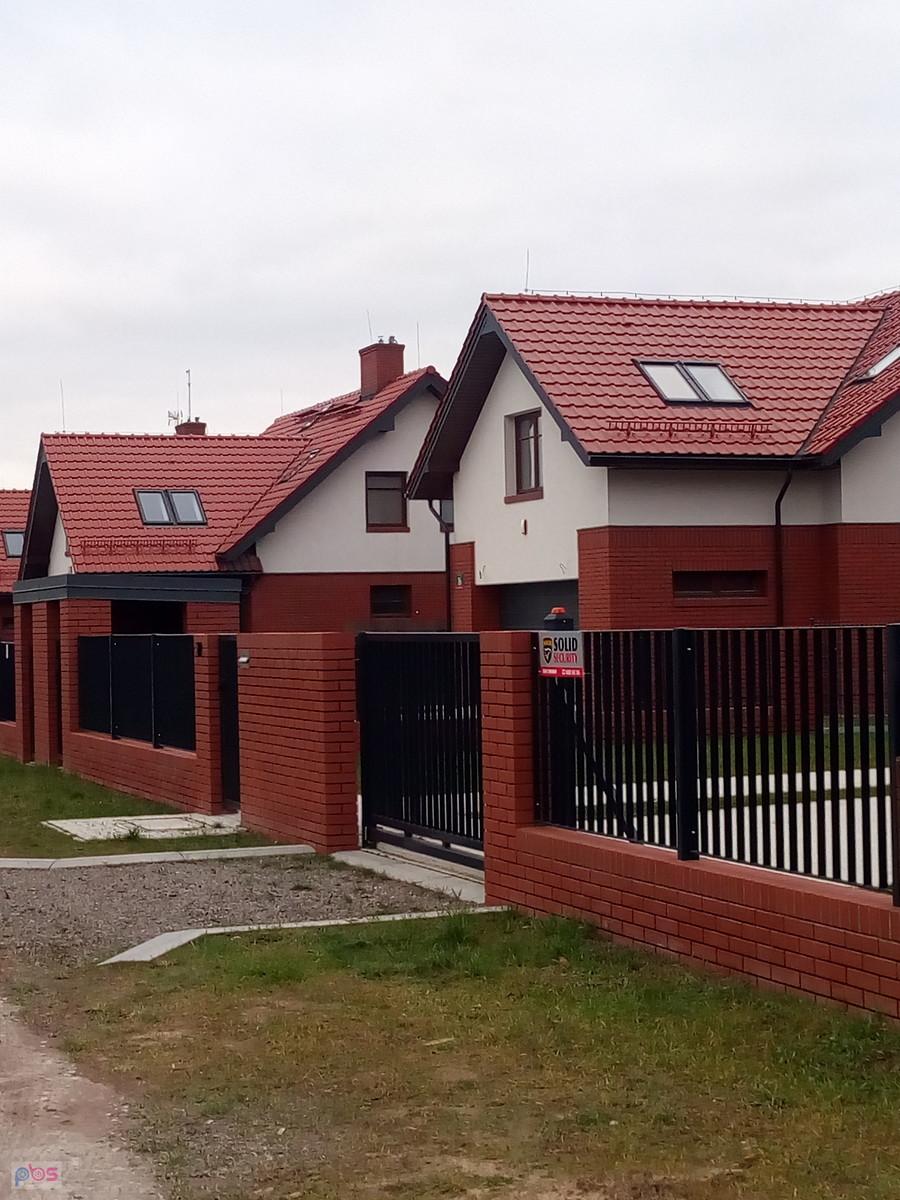 Domy w Lipkowie, niektóre ciągle na sprzedaż. Są tak drogie ( a może bardziej) jak ładne