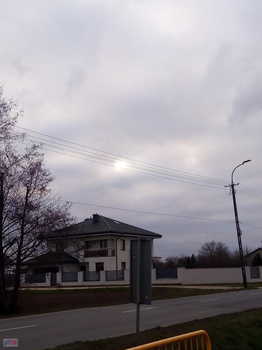 I słońce usiłujące przedostać się przez chmury