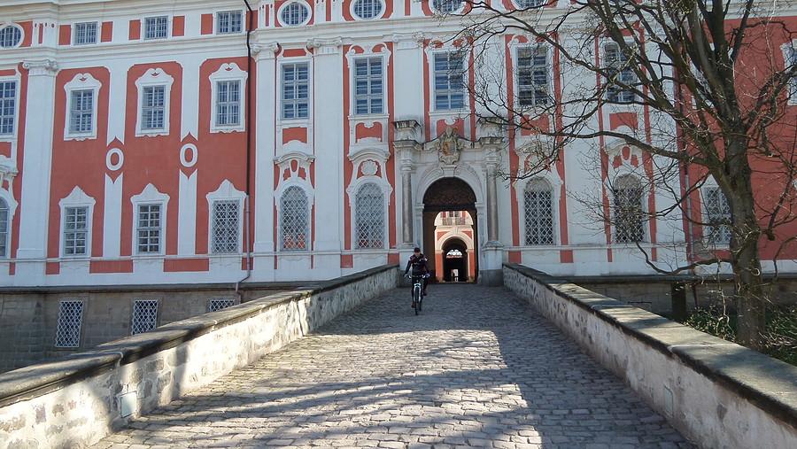 Dziedziniec na bazylikę