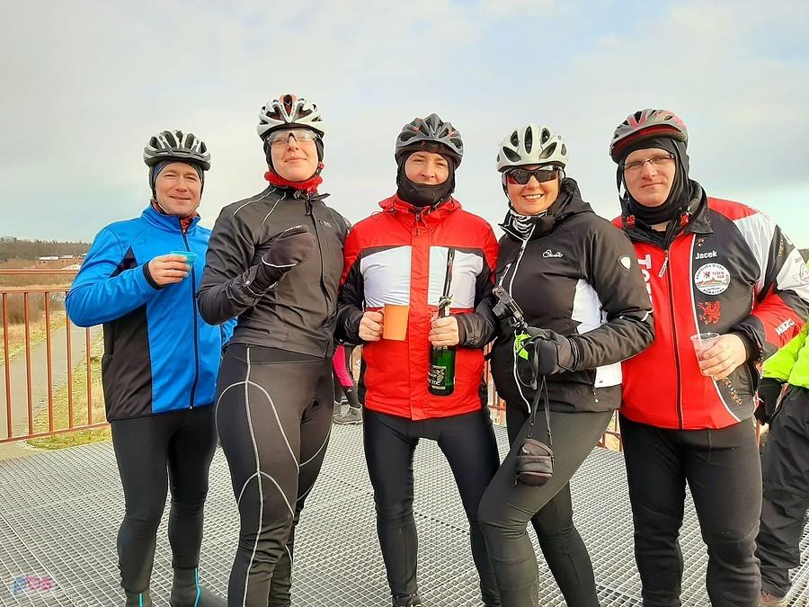 Grupa rowerzystów na wspólnym zdjęciu