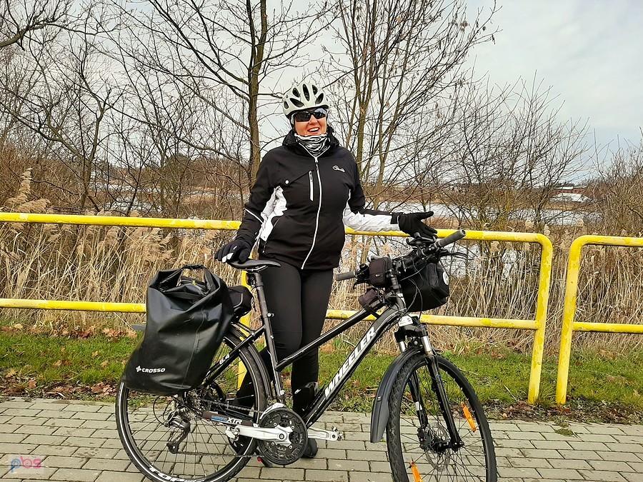Rowerzystka z sakwami na rowerze trekkingowym