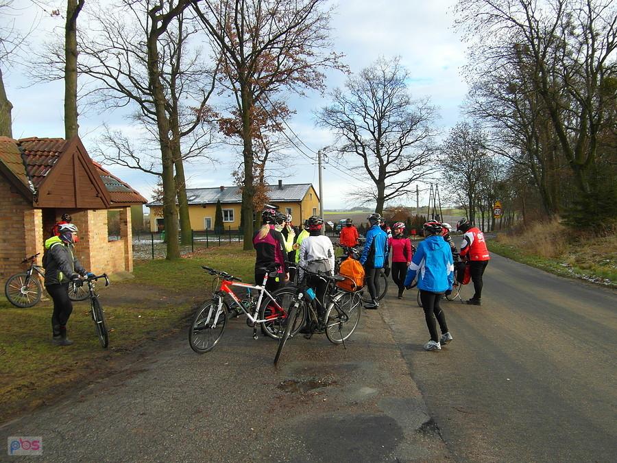 Grupa rowerowa na wiejskiej drodze