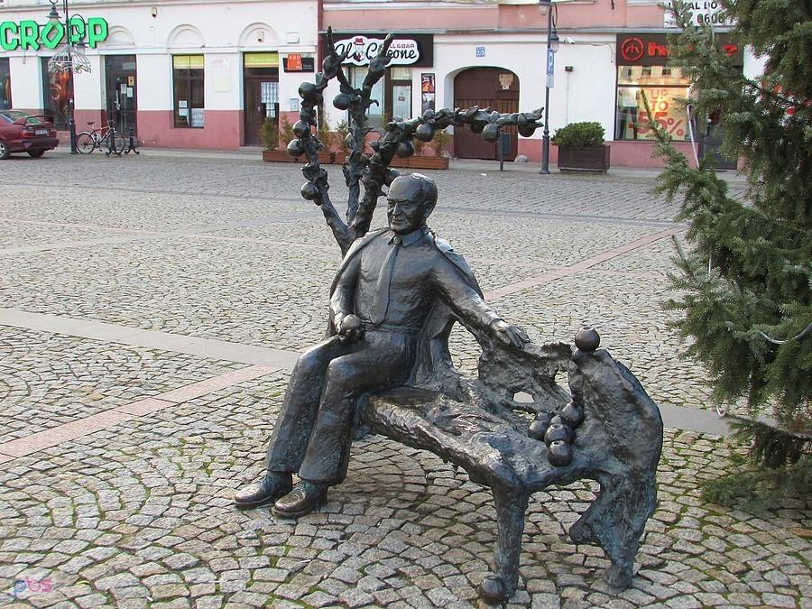 Ławeczka Profesora Szczepana Pieniążka na Rynku w Skierniewicach