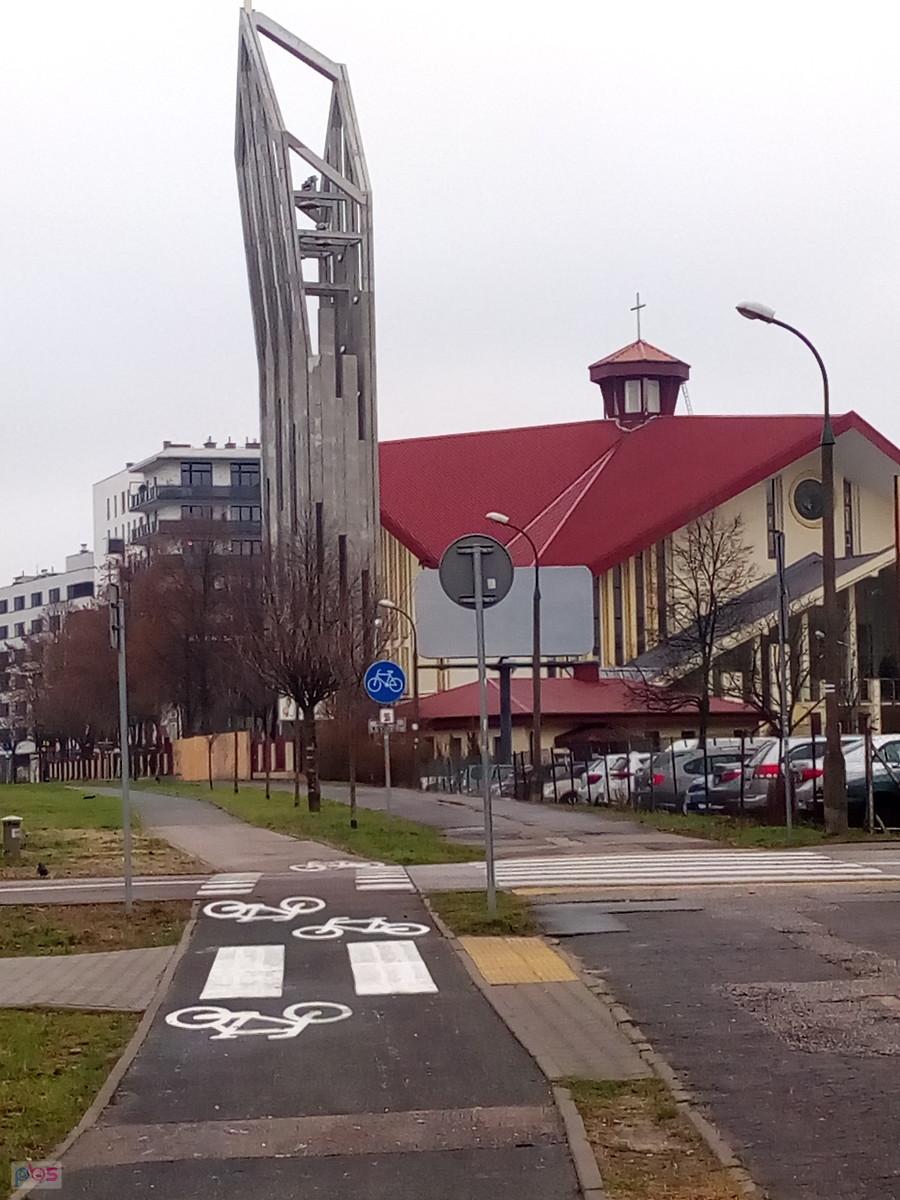 Dzwonnica, cudeńko architektoniczne, aż wzrok wygina