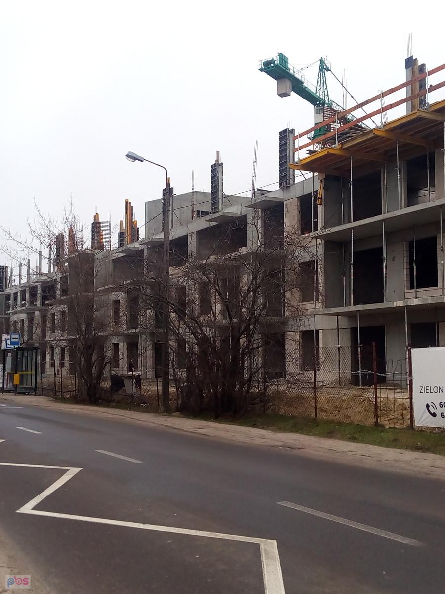 Na wsi budują blok. Coś się pomieszało na świecie:)