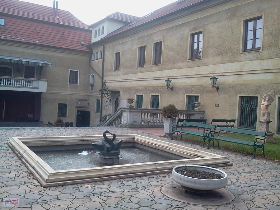 Dziedziniec zamku w Porubie
